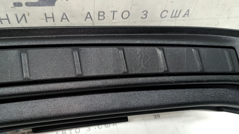 Накладка проема багажника Volvo XC40 19-26 черная, с вставками, потерта