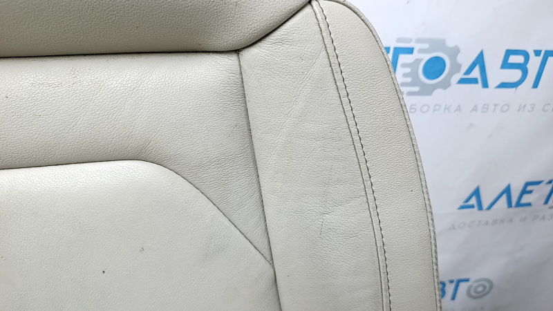 Крупный план повреждений на обивке сидения Ford Edge 2015-2024, трещины на коже.
