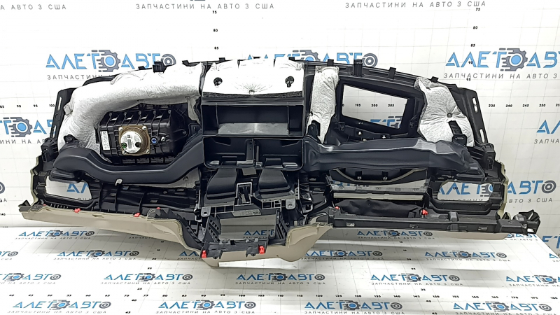 Общий вид на внутреннюю структуру торпеды передней панели BMW X1 F48, детали под проекцию AIRBAG.