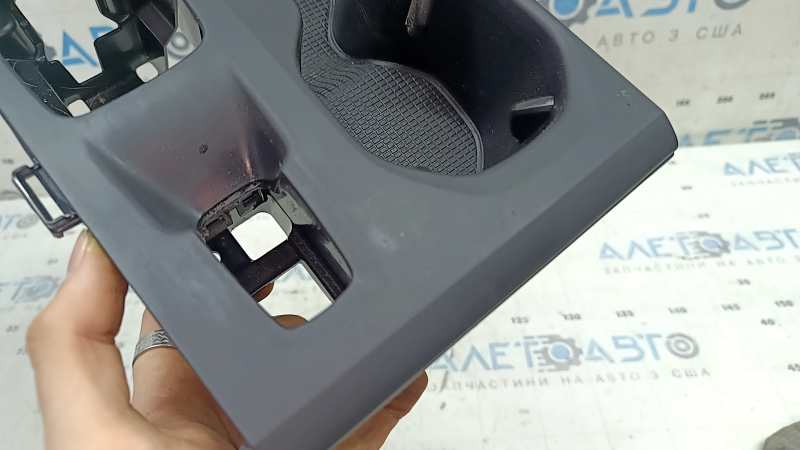 Накладка центральной консоли подстаканники Volvo XC40 19-26 2 части, черный, царапины, под чистку, надлом крепления