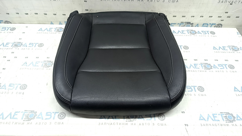 Крупный план черной кожаной обшивки сиденья для Volvo XC40 2019-2026.