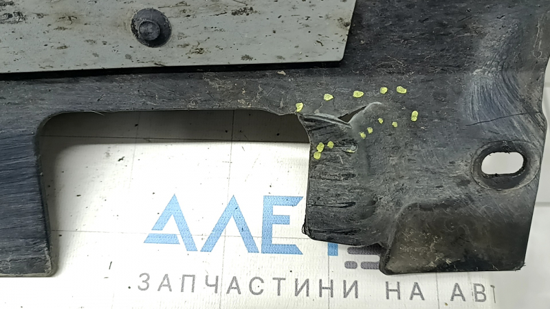 Деталь накладки правого порога с трещиной и потертостями на поверхности