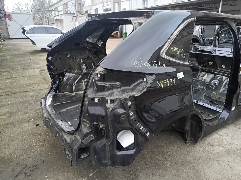Задняя правая четверть кузова Ford Edge 15-24, черного цвета, с небольшими дефектами.
