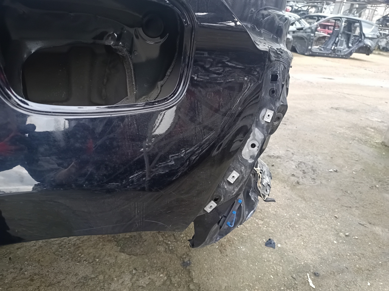 Крупный план повреждения задней левой четверти кузова Ford Edge, выявленные дефекты.