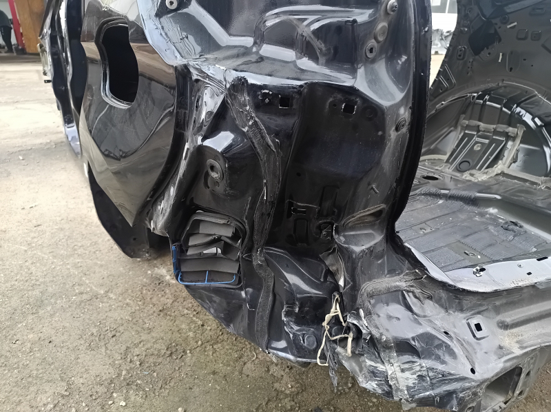 Еще один ракурс задней четверти Ford Edge с заметными деформациями и потертостями.