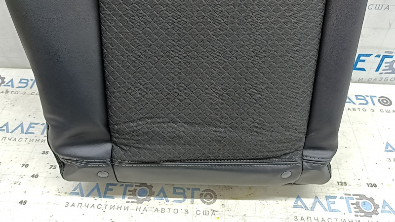 Боковая часть спинки с текстильными вставками для Buick Encore, замятая, но без повреждений.