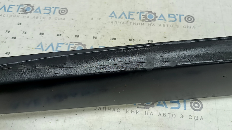 Накладка двери нижняя передняя правая Buick Encore 20-22 структура мат, царапины