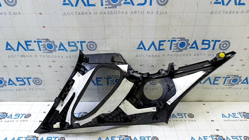 Накладка задней стойки правой верхней части для Mazda CX-30 2020-2026 без потёртостей.