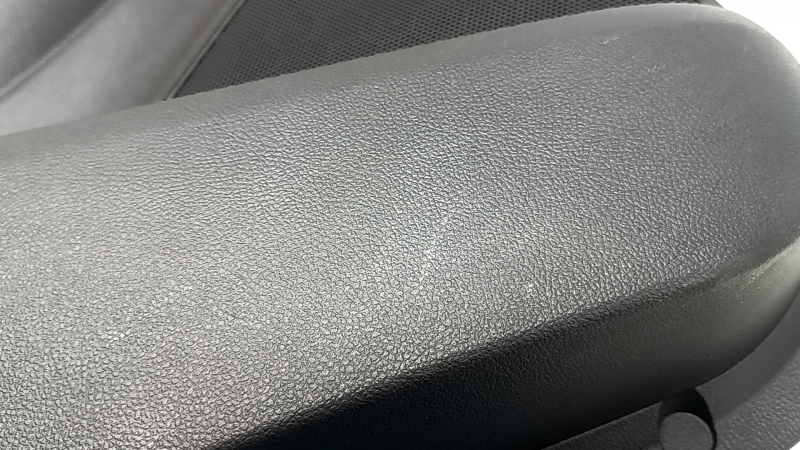 Крупный план потертостей на кожаном подлокотнике задней левой двери Buick Encore.