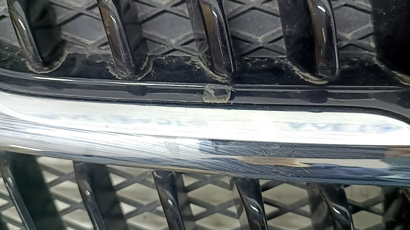 Решетка радиатора grill в сборе Buick Encore 17-22 с эмблемой, полезло покрытие