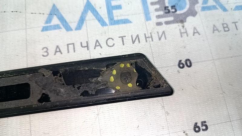 Крупный план поврежденной направляющей на молдинге заднего крыла правого, виден дефект и следы эксплуатации.