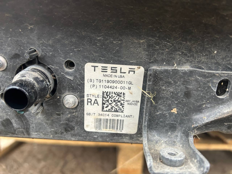Четкое изображение оригинальной маркировки аккумулятора для Tesla, подтверждающее его подлинность.