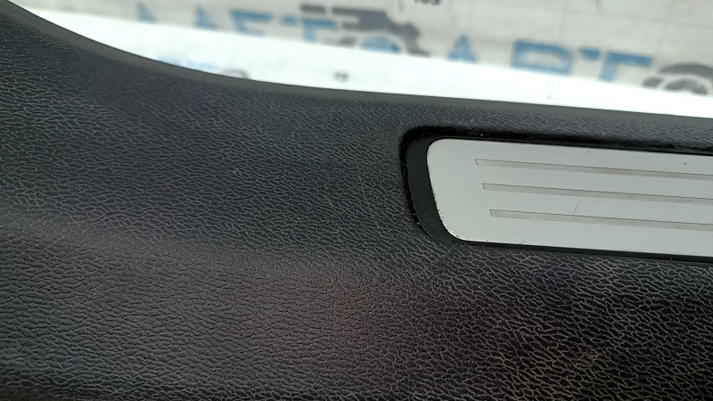 Накладка порога передняя правая Volvo XC60 18-26 черная с хром вставкой, царапины
