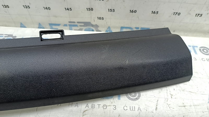 Накладка задней стойки нижняя правая Volvo XC60 18-26 черная, царапины