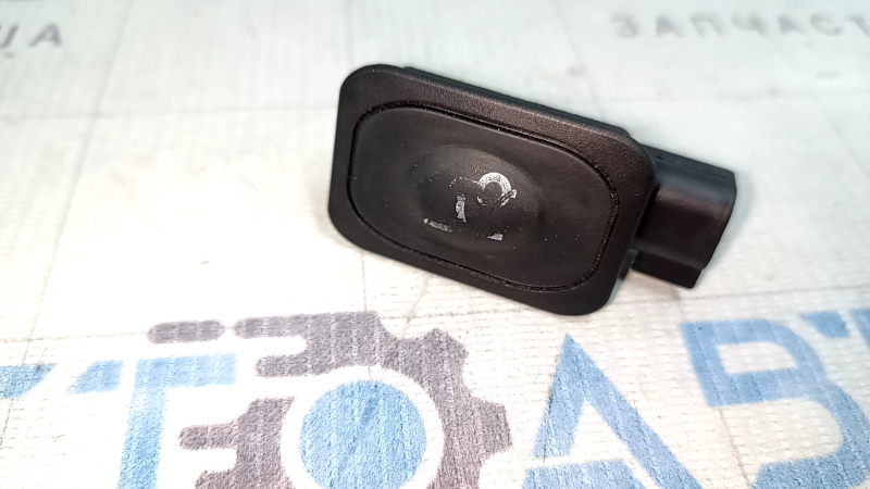 Кнопка ручки закрытия двери багажника Ford Edge 15-23 потерта