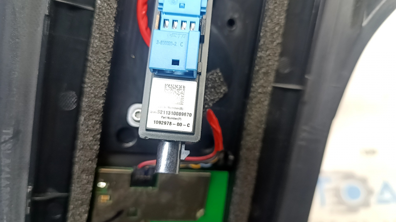 Деталь с подключением камеры для Tesla Model Y 20-25, фокус на разъеме