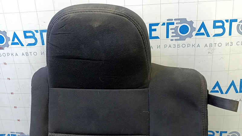 Вид спереди на спинку заднего ряда сидений Jeep Patriot, требует лишь небольшую чистку.