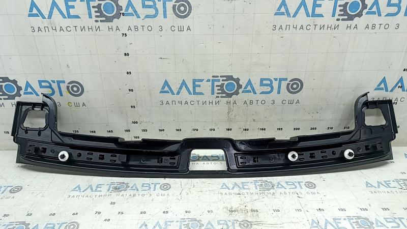 Накладка проема багажника Volvo XC60 18-26 черная с хром молдингами, царапины на хроме