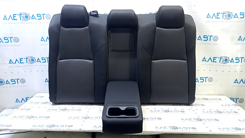 Спинка заднего ряда сидений Honda Accord 18-22 с подлокотником, видно замятие.