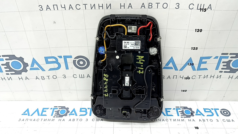 Задняя часть плафона освещения Audi A4, с видимой проводкой и оригинальными элементами.