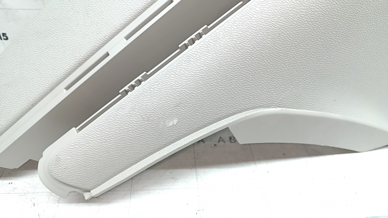 Накладка задней стойки за форточкой левая Volvo XC60 18-26 серая, царапины