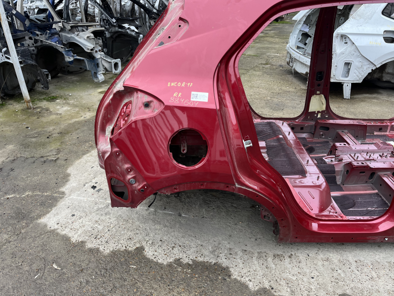 Четверть кузова Buick Encore 2013-2022, вид сбоку, красная.
