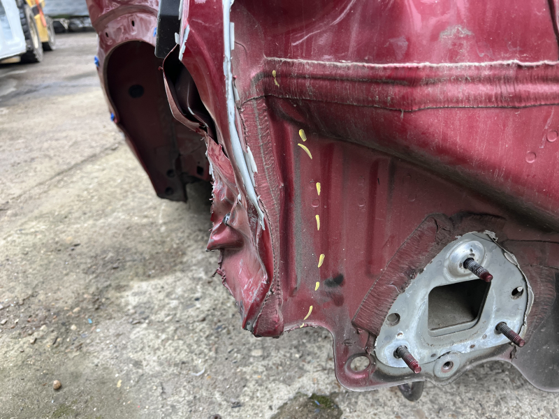 Задняя панель Buick Encore 13-22 на кузове, красная, замята