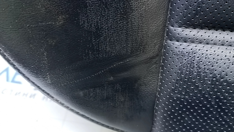 Детальный кадр на поверхности кожи подушки, видны следы износа на Mazda 6.