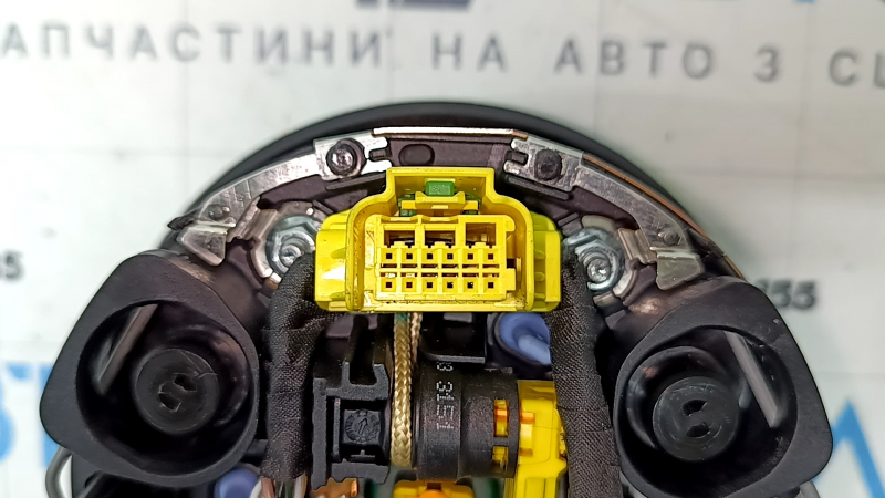 Детальный вид разъемов в подушке безопасности airbag руля Audi A4 B9 2017-2025