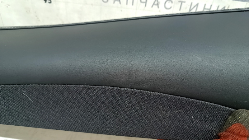 Общий вид боковушки заднего сиденья с мелкими повреждениями для Volvo XC60, вид изнутри.