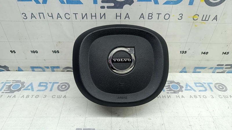 Изображение подушки безопасности для руля Volvo XC60 2018-2026, вид спереди.
