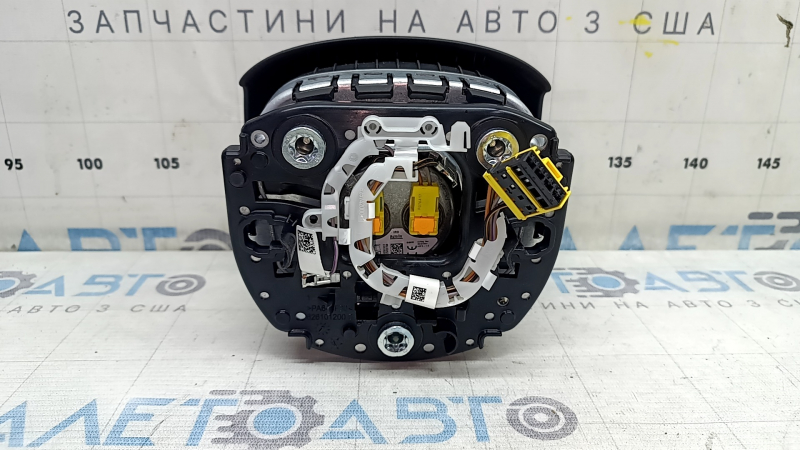 Задний вид подушки airbag для рулевого колеса Volvo XC60, демонстрирующий подключения.