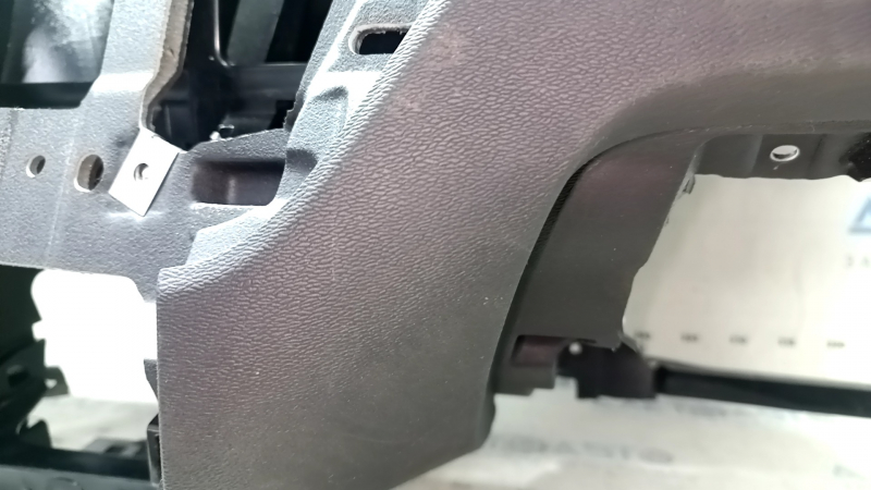 Деталь передней панели с надломами и царапинами для Volvo XC60, видно состояние использования.