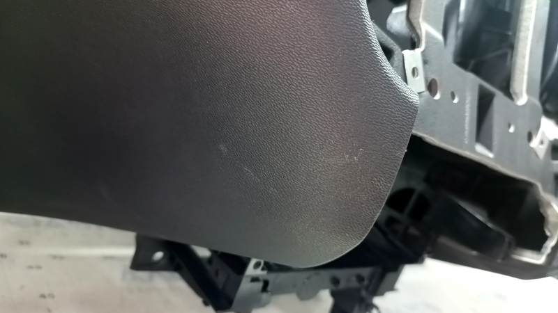 Торпедо передняя панель с AIRBAG Volvo XC60 18-26 кожа черная под проекцию, царапины, сломано крепление, надлом