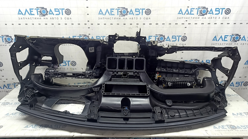 Торпеда передняя панель с AIRBAG для Volvo XC60, черная кожа, видно сломанное крепление.
