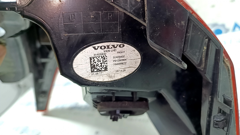 Фонарь внешний крыло правый Volvo XC60 18-26 потерт