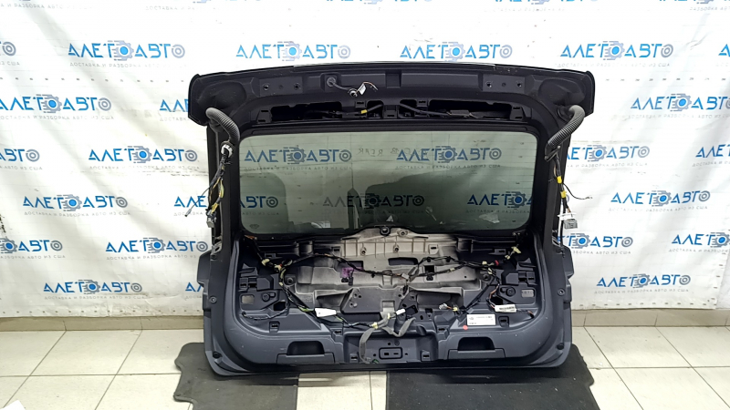 Вид внутренней части двери багажника Volvo XC60 с проводкой, состояние хорошее, без видимых дефектов.