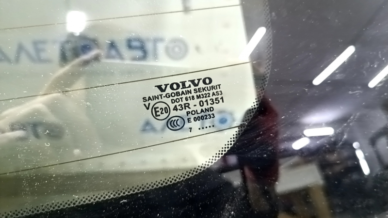 Маркировка на стекле двери багажника Volvo XC60 2018-2026, подтверждает оригинальность детали.