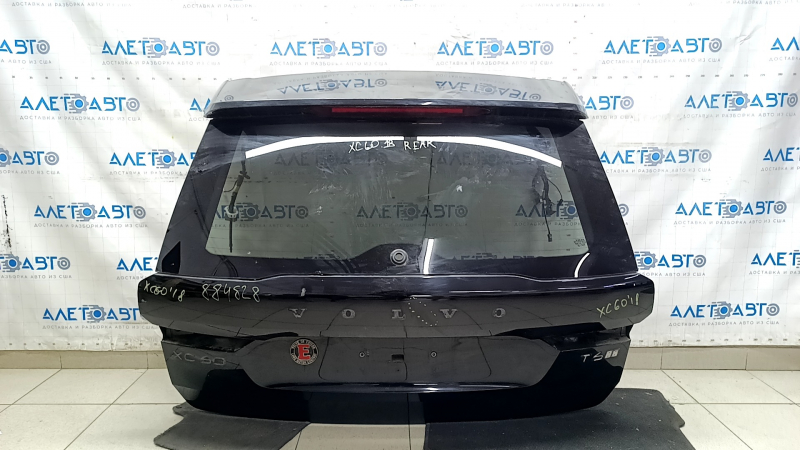 Задняя часть двери багажника для Volvo XC60 2018-2026, с небольшими повреждениями, видны следы эксплуатации.