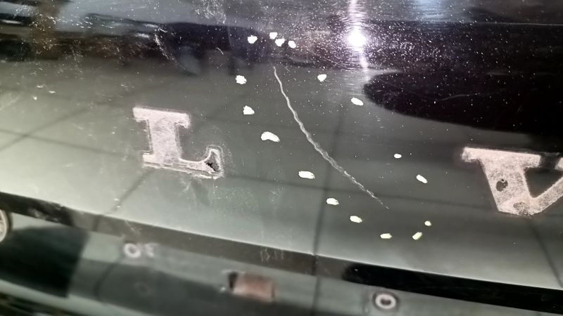 Царапина на поверхности двери багажника Volvo XC60, возможна косметическая доработка при необходимости.