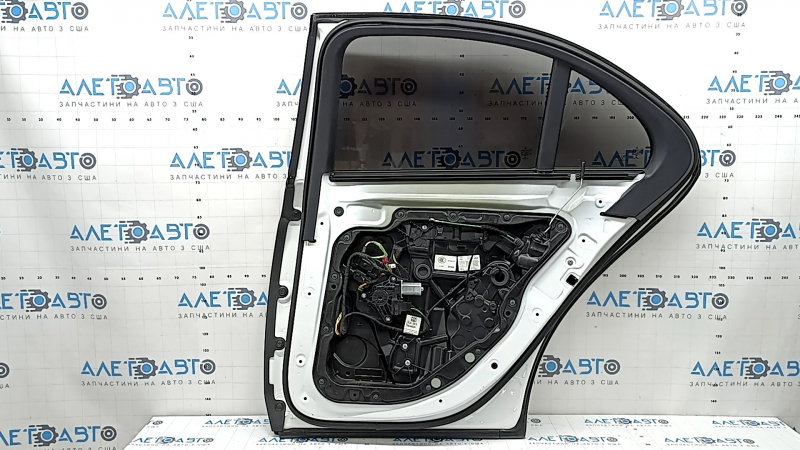 Дверь в сборе задняя правая Mercedes W213 E 17-23 keyless, белый 149, вмятина