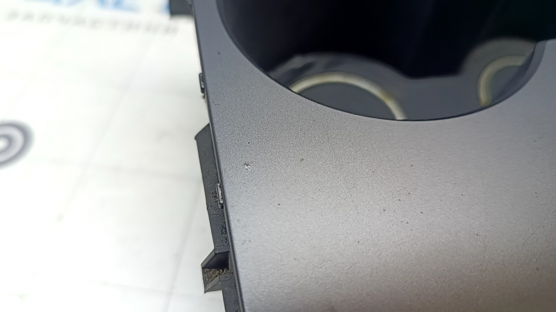 Подстаканники центральной консоли Tesla Model Y 20-25 серая накладка, с подсветкой, царапины, вздутие
