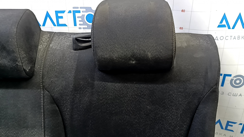 Близкий план подголовника спинки заднего сидения Honda Civic, видимые загрязнения.