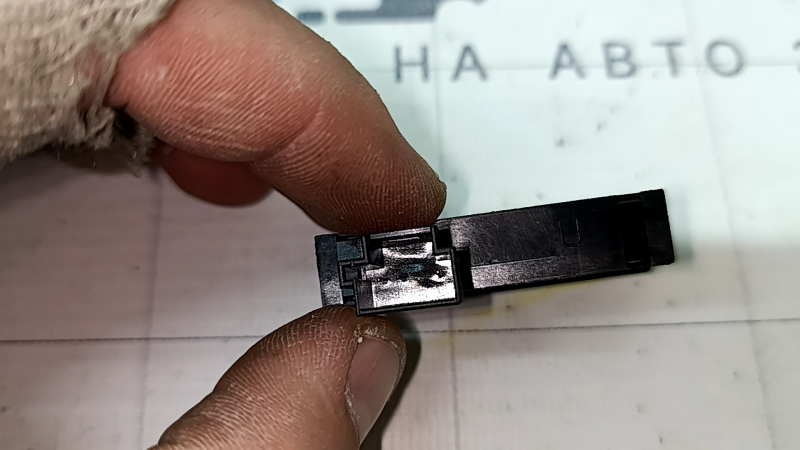Кнопка блокировки открытия крышки багажника Mercedes W213 E 17-23 в бардачке