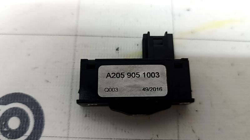 Кнопка блокировки открытия крышки багажника Mercedes W213 E 17-23 в бардачке