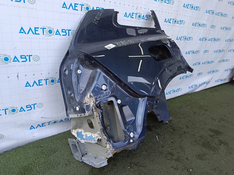 Вид спереди на четверть крыло правой задней двери Volvo XC60, повреждения отмечены.