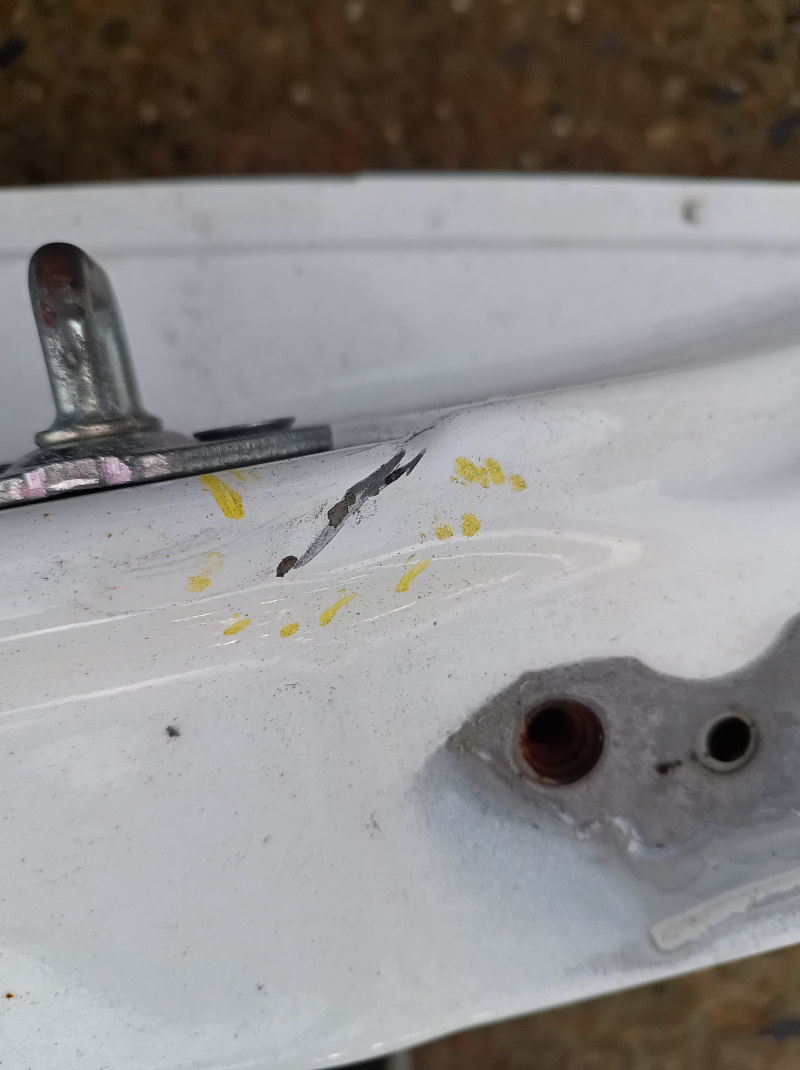 Повреждение детали, близкий план на стойку кузова Toyota Camry