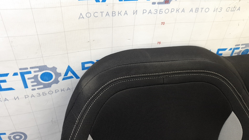 Деталь с задним креплением, обивка с потертостями по краям.