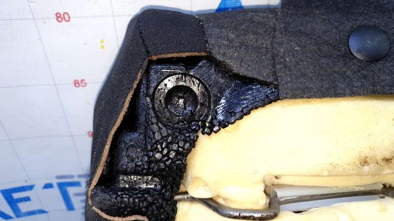 Подушка заднего ряда сидений правая Chevrolet Volt 11-15 кожа бежевая, перфорация, надлом пенопласта, под чистку