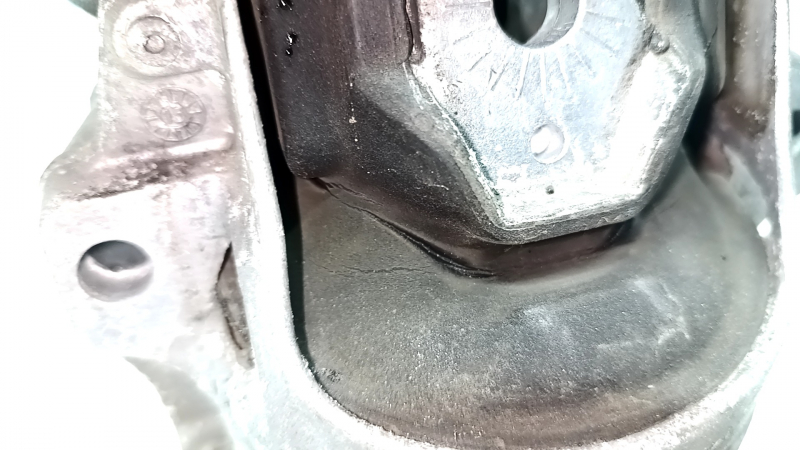 Подушка двигателя левая Audi A4 B8 13-16 рест 2.0T потрескана